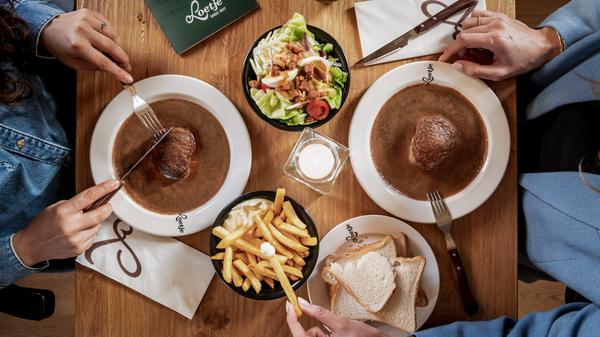 Lekkere biefstuk met jus, witbrood, friet & salade